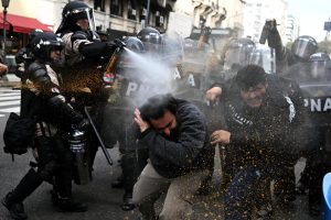 Lee más sobre el artículo La marcha contra el veto de Milei terminó con gases, palos y balas de goma