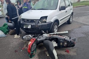 Lee más sobre el artículo Una mujer sufrió lesiones graves tras choque de moto con auto en la zona sur