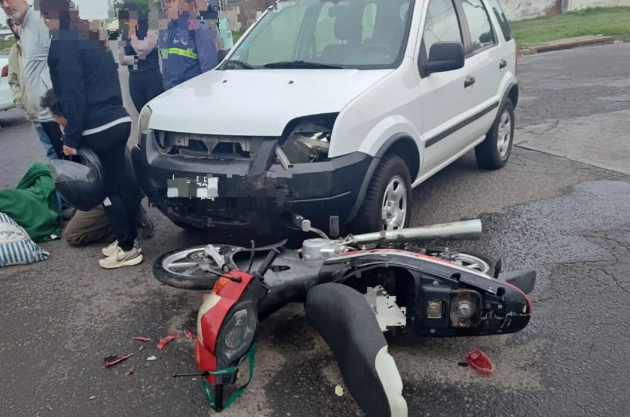 Lee más sobre el artículo Una mujer sufrió lesiones graves tras choque de moto con auto en la zona sur