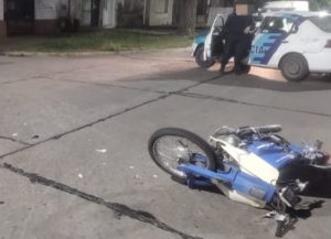 Lee más sobre el artículo Un joven motociclista resultó herido tras choque con auto en Álvarez y Lavalle