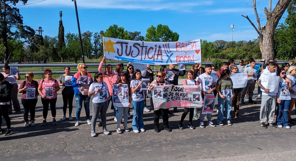 Lee más sobre el artículo Muertes de Brisa y Rodrigo: familiares reclamaron justicia y cambios en Comisaría Tercera