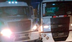 Lee más sobre el artículo Chocaron dos camiones en la Autopista