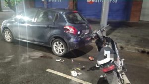 Lee más sobre el artículo Motociclista chocó con un automóvil que se encontraba estacionado