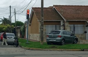 Lee más sobre el artículo Chocaron dos autos y uno terminó incrustado contra vivienda de la esquina