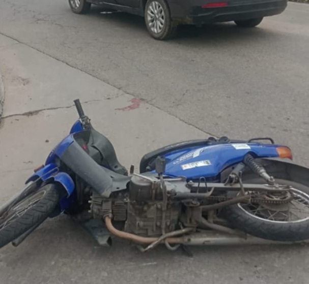 Lee más sobre el artículo Una mujer sufrió heridas graves tras choque entre moto y auto