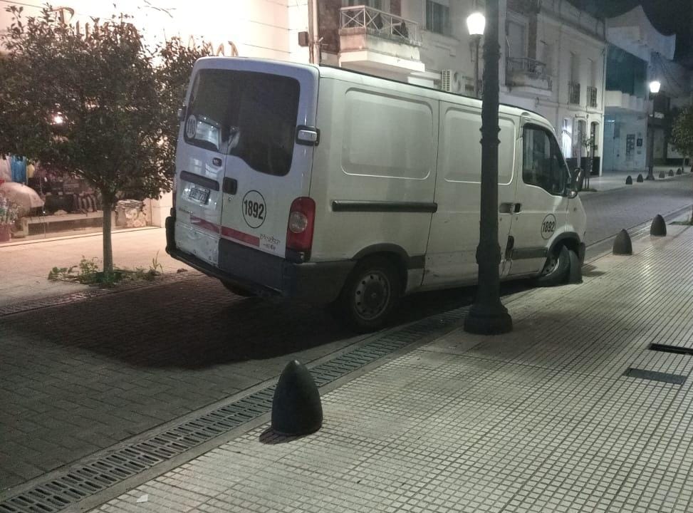 Lee más sobre el artículo Se chocó un bolardo e interrumpió el tránsito en zona céntrica