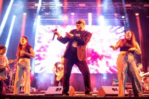 Lee más sobre el artículo Miles de personas cantaron y bailaron con «La Mosca» en el Aniversario de Ramallo