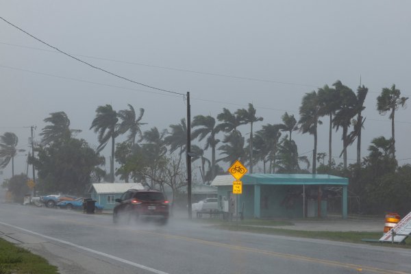 Lee más sobre el artículo Al menos 4 muertos, 3 millones de usuarios sin luz y múltiples alertas por el paso del huracán Milton