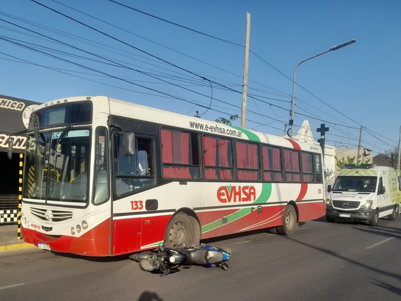 Lee más sobre el artículo Triple choque entre colectivo, auto y moto sobre Avenida Moreno