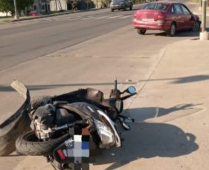 Lee más sobre el artículo Chocaron moto con auto en la Ruta n° 188 y hay un herido