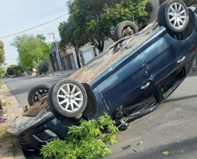 Lee más sobre el artículo Impresionante vuelco de un automóvil en calle Roca
