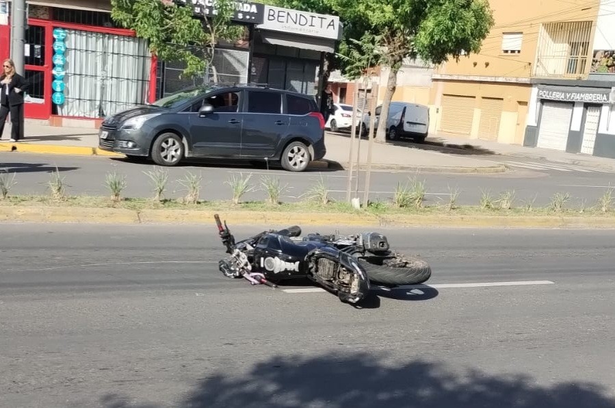 Lee más sobre el artículo Murió un joven motociclista tras embestir a una mujer en Avenida Savio