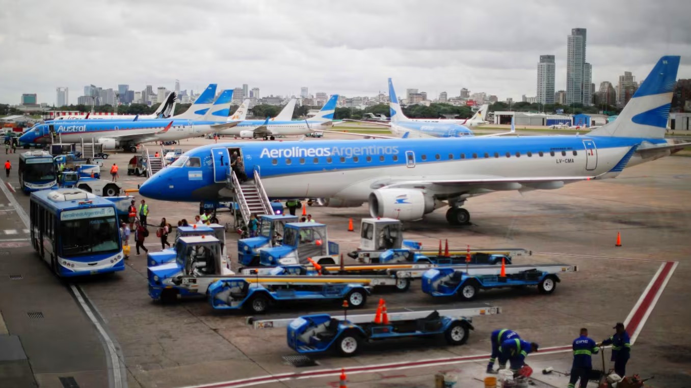 Lee más sobre el artículo Aerolíneas Argentinas y los sindicatos firmaron el acuerdo: incluye una mejora económica y cambios en las condiciones laborales