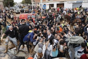 Lee más sobre el artículo Barro e insultos contra los reyes, Sánchez y Mazón en su visita a Paiporta