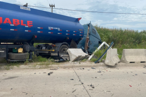 Lee más sobre el artículo Villa Constitución: camión terminó en un desagüe tras colisionar con un automóvil