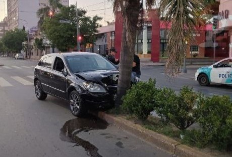 Lee más sobre el artículo Insólito: se quedó dormido y chocó la palmera del cantero central en Avenida Moreno