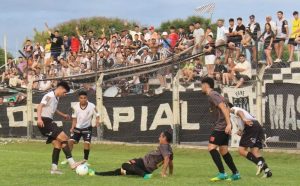 Lee más sobre el artículo Liga Nicoleña de Fútbol: La Emilia le ganó 1 a 0 a Belgrano y empataron Regatas-Matienzo