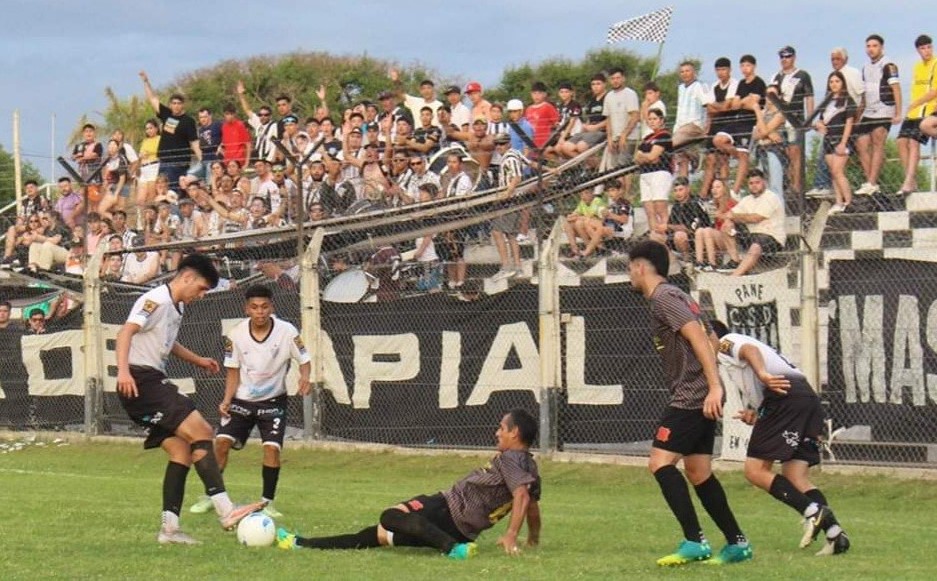 Lee más sobre el artículo Liga Nicoleña de Fútbol: La Emilia le ganó 1 a 0 a Belgrano y empataron Regatas-Matienzo