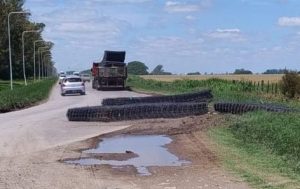 Lee más sobre el artículo Un camión que transportaba mallas de hierros perdió parte de la carga en la curva de Comirsa