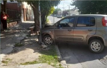 Lee más sobre el artículo Automovilista quiso esquivar un perro y se incrustó contra columna de alumbrado