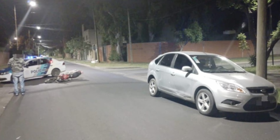 Lee más sobre el artículo Dos hombres lesionados tras choque entre ciclomotor y auto