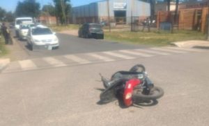 Lee más sobre el artículo Un hombre con lesiones tras choque entre moto y automóvil