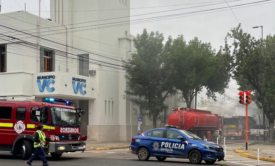 Lee más sobre el artículo Dos menores ocasionaron un grave incendio en la Municipalidad de Villa Constitución