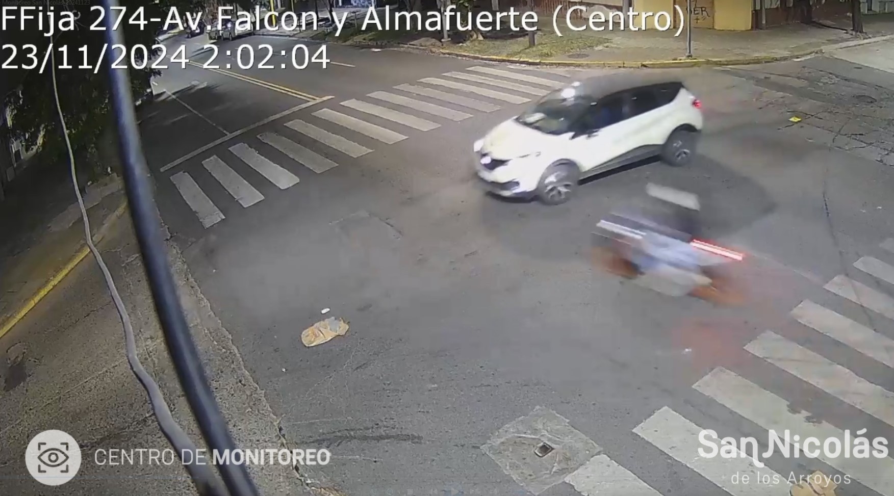 Lee más sobre el artículo Motociclista esquiva un auto pero colisiona contra otro estacionado