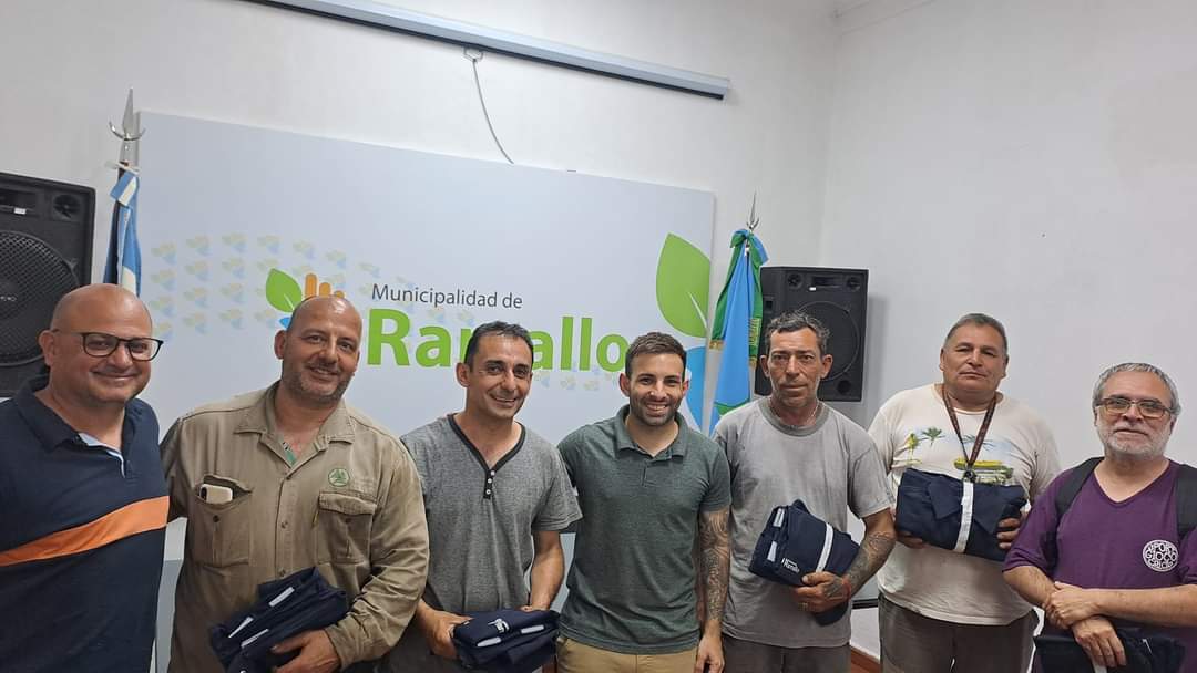 Lee más sobre el artículo Ramallo: el municipio entregó indumentaria al personal municipal