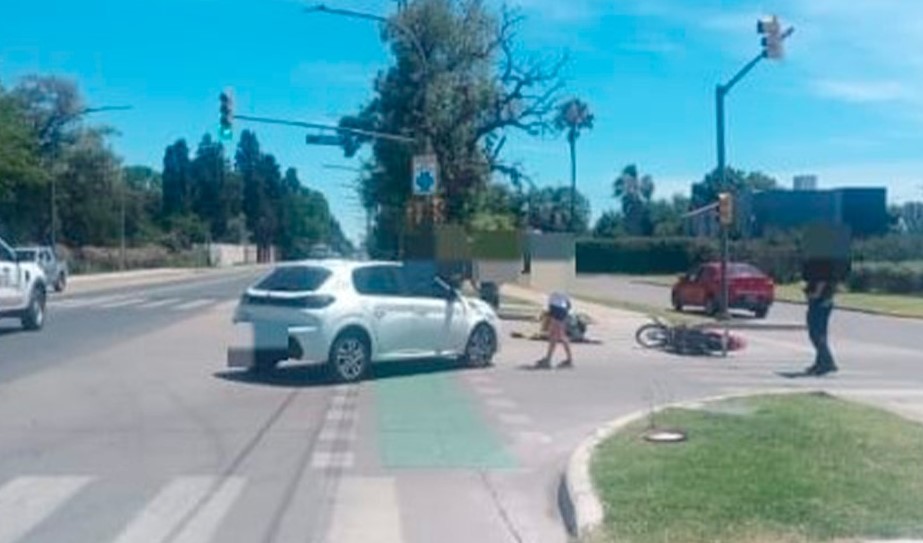 Lee más sobre el artículo Motociclista sufrió lesiones tras chocar con auto frente al Barrio Parque Avambaé