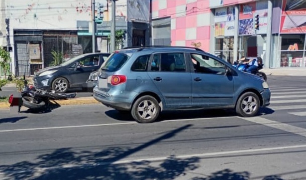Lee más sobre el artículo Un hombre sufrió heridas graves al chocar moto con automóvil