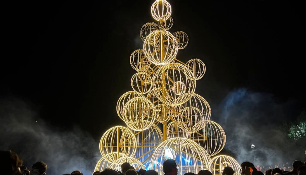 Lee más sobre el artículo Se encendió el Árbol de Navidad y arrancó la Caravana de Papá Noel