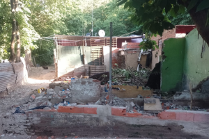 Lee más sobre el artículo Villa Constitución: vecinos demolieron un búnker de venta de drogas en barrio Bajo Cilsa 