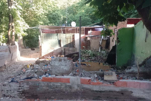 Lee más sobre el artículo Villa Constitución: vecinos demolieron un búnker de venta de drogas en barrio Bajo Cilsa 