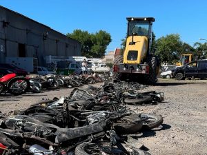 Lee más sobre el artículo Comenzó la compactación de motos secuestradas en el operativo del Parque San Martín