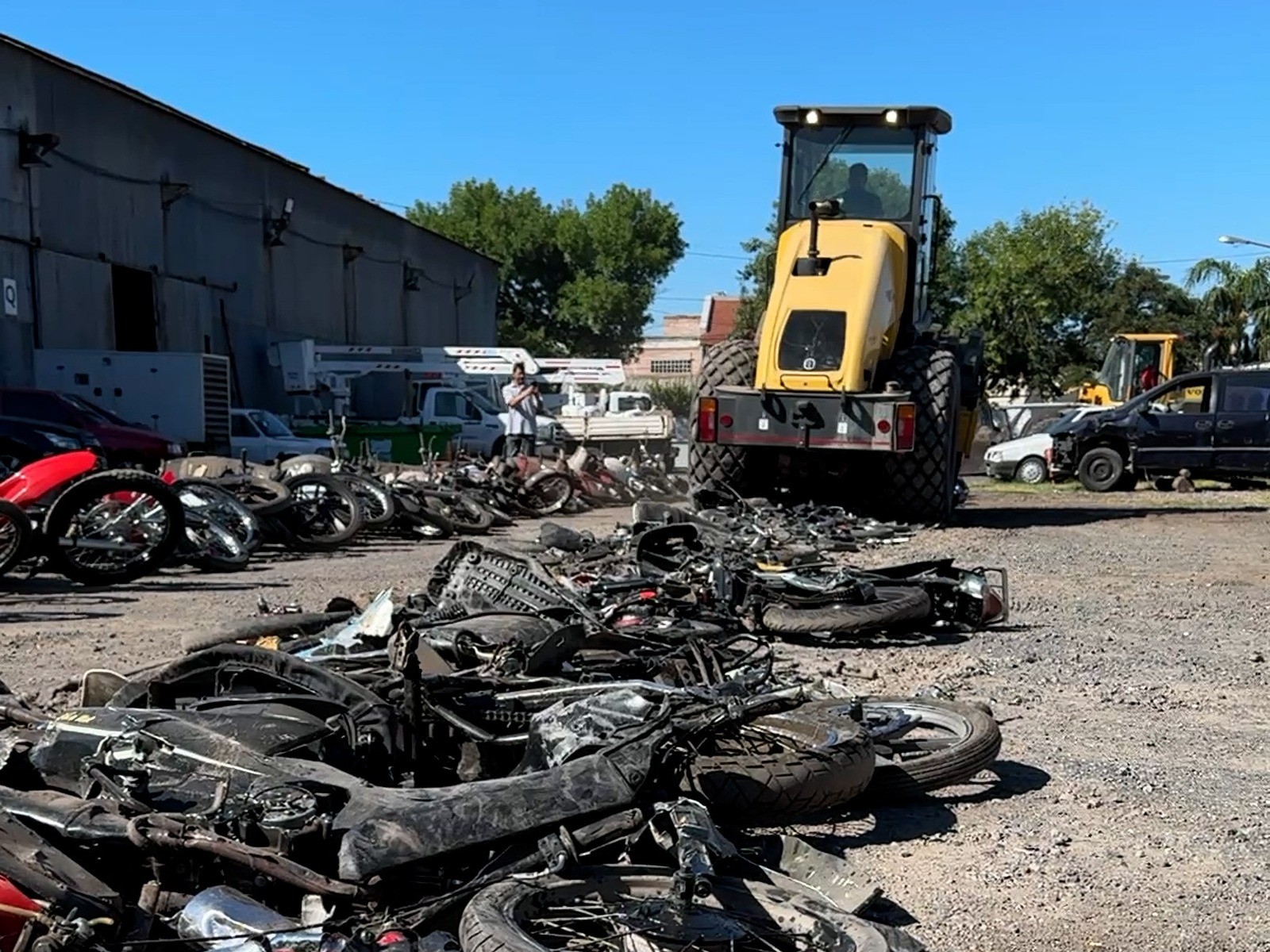 Lee más sobre el artículo Comenzó la compactación de motos secuestradas en el operativo del Parque San Martín