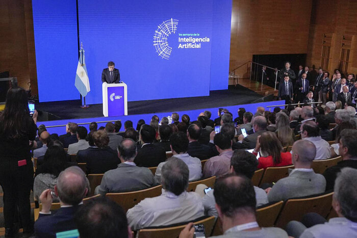 Lee más sobre el artículo Javier Milei fue al Polo científico y recibió el repudio de los investigadores