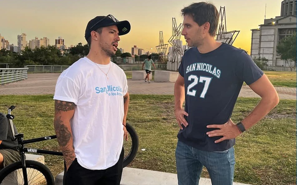 Lee más sobre el artículo ¿Indicio de reelección? Santiago Passaglia estuvo en la entrega de Becas Deportivas con una sugestiva remera