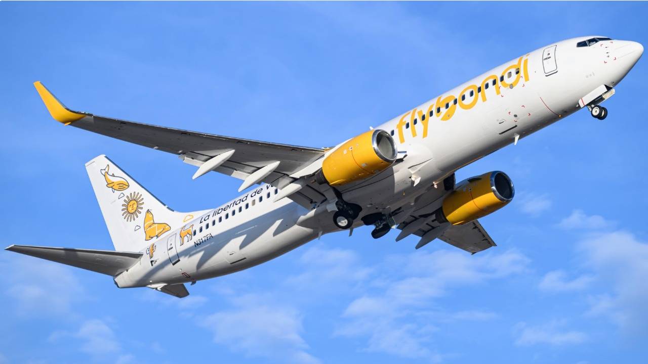 Lee más sobre el artículo Multas y quita de rutas: las alternativas que baraja el Gobierno para Flybondi