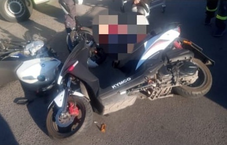 Lee más sobre el artículo Dos heridos tras colisionar ciclomotores en Avenida Savio y Menéndez