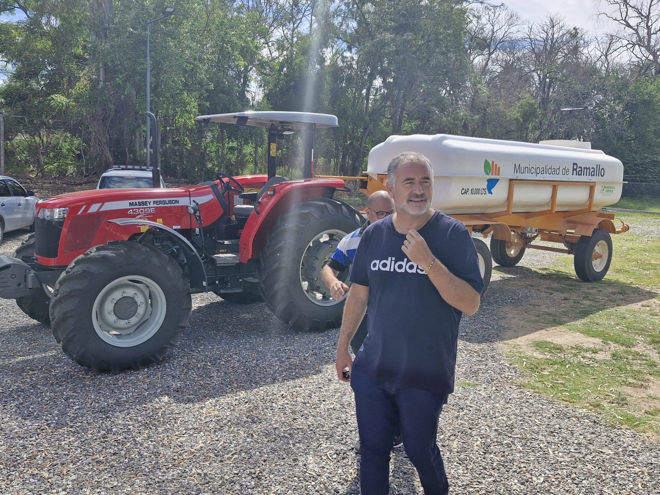 Lee más sobre el artículo Ramallo: el municipio compró un nuevo camión regador