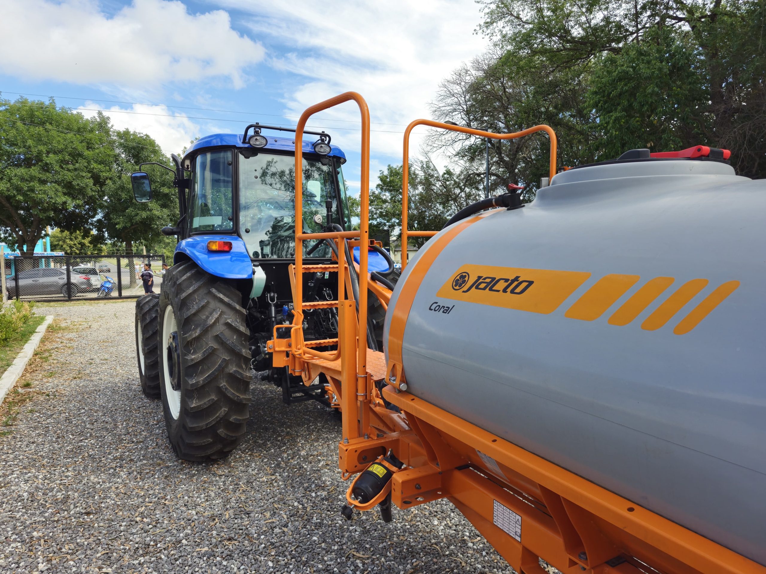 Lee más sobre el artículo Incorporan un tractor con máquina para fumigar en Ramallo