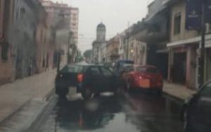 Lee más sobre el artículo Chocaron dos autos en pleno centro nicoleño