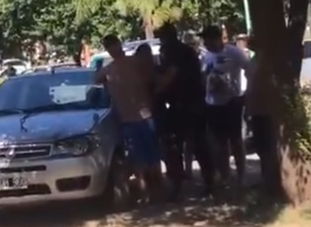 Lee más sobre el artículo Insólito: dejó a su hijo adentro del auto y debió sacarlo la policía