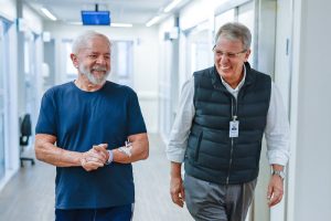 Lee más sobre el artículo Brasil: Lula se mostró de buen ánimo y caminando por primera vez desde su operación
