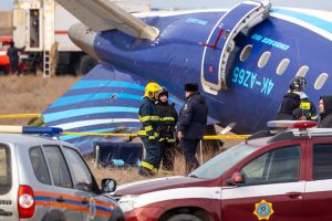 Lee más sobre el artículo Sospechan que un misil ruso pudo derribar el avión que se estrelló en Kazajistán