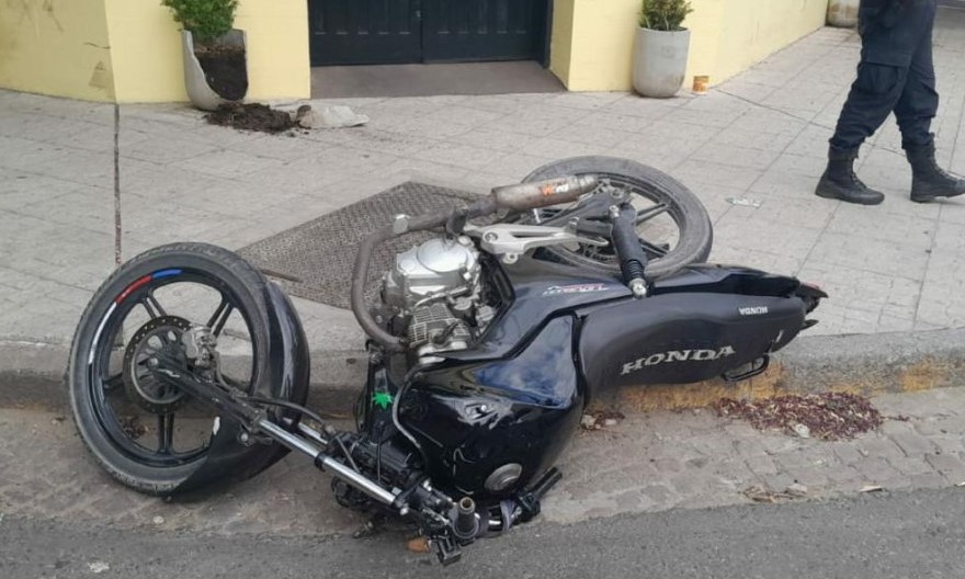 Lee más sobre el artículo Embisten a un policía tras evadir control en zona céntrica