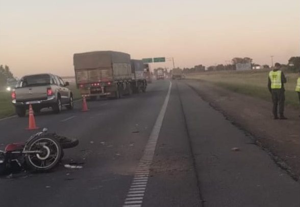 Lee más sobre el artículo Falleció un motociclista tras chocar contra un camión en la Autopista