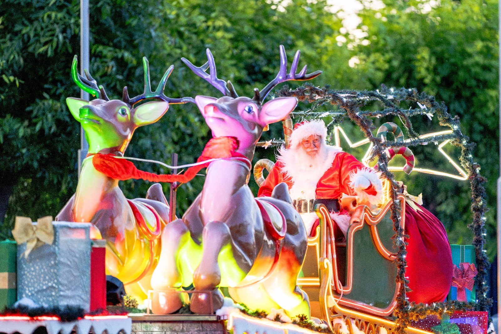 Lee más sobre el artículo Se enciende el Arbolito y arranca la Caravana de Papá Noel por las calles nicoleñas