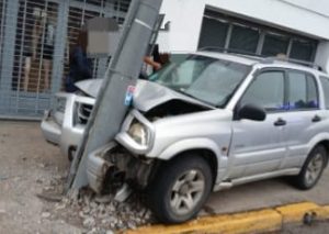 Lee más sobre el artículo Automovilista pierde el control y atropella a una mujer que estaba en la vereda